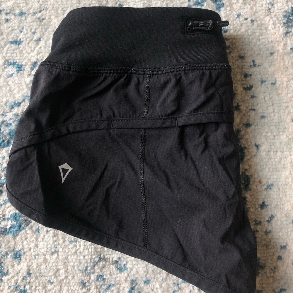 ivivva (lululemon) girls black speed up shorts